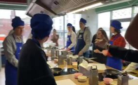 Благотворительная акция для бездомных «Добро на кухне» проходит в Петербурге
