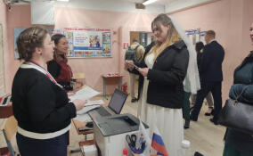 Молодожены пришли на избирательный участок в Кировске