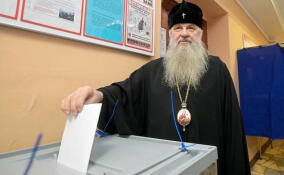 Митрополит Варсонофий проголосовал на избирательном участке в 168-й петербургской гимназии