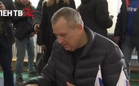 Александр Дрозденко с семьей проголосовал на выборах президента РФ в Лупполово