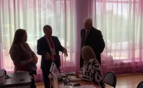 На избирательный участок в Ленобласти прибыли наблюдатели из Казахстана