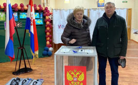 Сергей Яхнюк вместе с супругой проголосовал в Плодовом