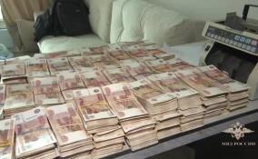 Кража на миллиард: из банковских ячеек в Петербурге мужчина похитил деньги и драгоценности