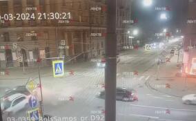 Пять иномарок размотало на оживленном перекрестке в Петербурге – видео