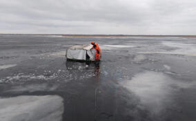 Двое мужчин на снегоболотоходе провалились под лед Ладожского озера