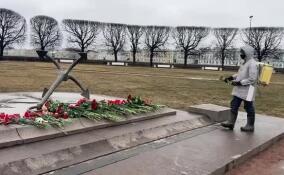 Люди в Петербурге несут цветы к стихийным мемориалам в память о погибших в теракте в "Крокус Сити Холле"
