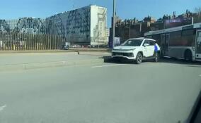 Автобус и легковушка столкнулись на углу Пискаревского проспекта и Свердловской набережной