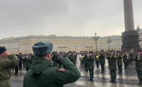 На Дворцовой площади сводный военный оркестр готовится к празднованию Дня Победы