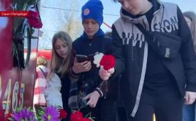 В Петербурге у памятника «Блокадному трамваю» возложили цветы