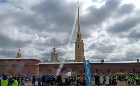 У стен Петропавловской крепости школьники и студенты запустили более 150 самодельных бумажных ракет