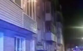 Один человек погиб, 11 спасены: пожар охватил многоквартирный дом в Волхове