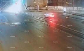 Каршеринговый автомобиль насмерть сбил пешехода на Литейном мосту в Петербурге