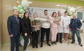 Руководитель фонда «Защитники отечества» в Ленобласти лично поздравил ветерана СВО и его супругу с рождением дочери