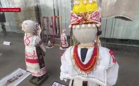 Выставку «Куклы Ингрии» представили в библиотеке имени Лихачева