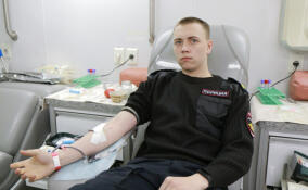 В Национальный день донора петербургские полицейские сдали кровь