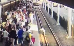 Житель Мурино во время конфликта толкнул мужчину на пути Московского вокзала – видео