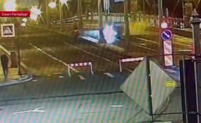 Полицейские устанавливают личность водителя, протаранившего раздвижную часть Троицкого моста
