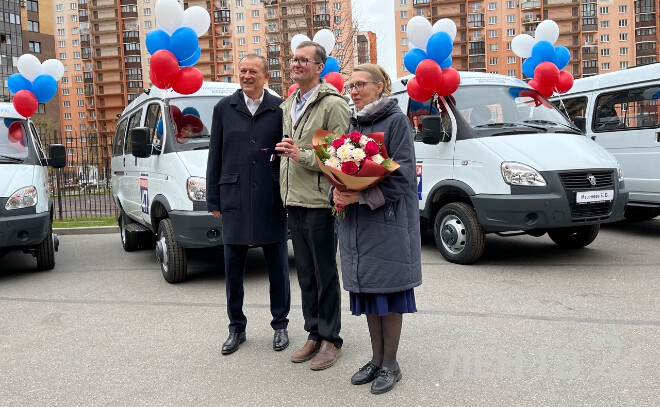 Пять многодетных семей из Ленобласти получили машины «Газель бизнес»