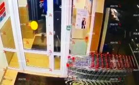 Двое украли из магазина в Буграх сигареты на 102 тысячи рублей – видео