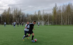 Товарищеский матч на стадионе "Балтийский": команды правительства Ленобласти и гатчинской администрации встретились на поле