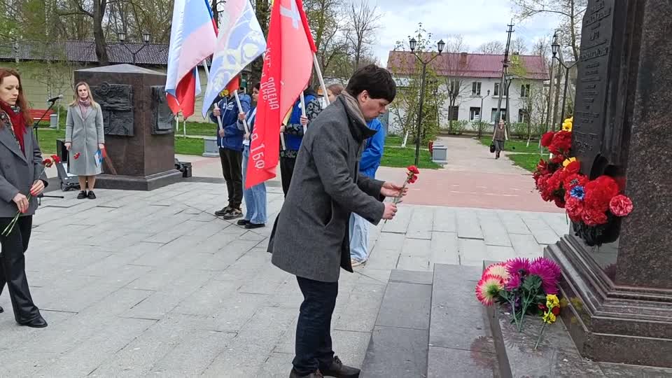 Делегация из ДНР возложила цветы у стелы "Город воинской славы" в Луге