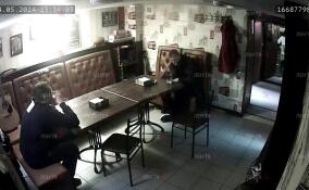Полицейские задержали мужчину за угрозу посетителям петербургского бара пистолетом