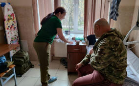 В военных госпиталях Ленобласти и Петербурга бойцам дарят куличи и сладкие подарки