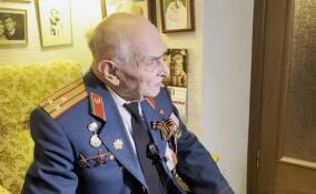 Праздничный концерт прошел около дома 101-летнего жителя Павловска