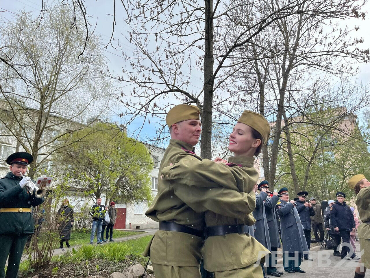 Праздничный концерт прошел около дома 101-летнего жителя Павловска |  08.05.2024 | ЛенОбласть - БезФормата