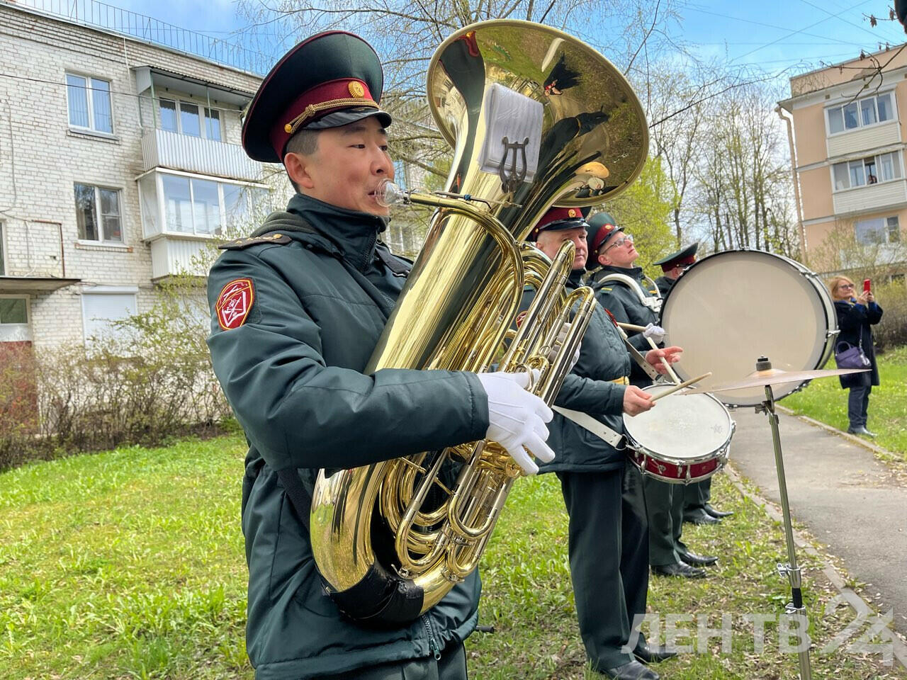 Праздничный концерт прошел около дома 101-летнего жителя Павловска |  08.05.2024 | ЛенОбласть - БезФормата