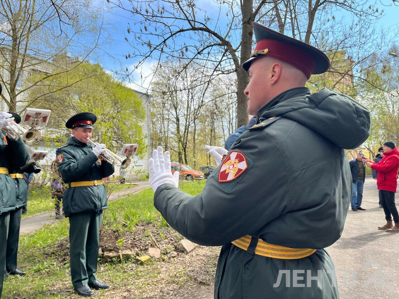 Праздничный концерт прошел около дома 101-летнего жителя Павловска |  08.05.2024 | ЛенОбласть - БезФормата