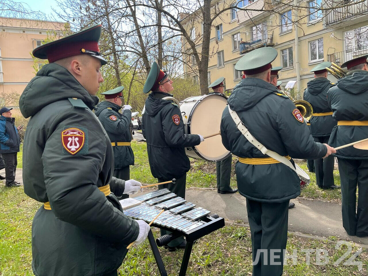 Праздничный концерт прошел около дома 101-летнего жителя Павловска |  08.05.2024 | ЛенОбласть - БезФормата