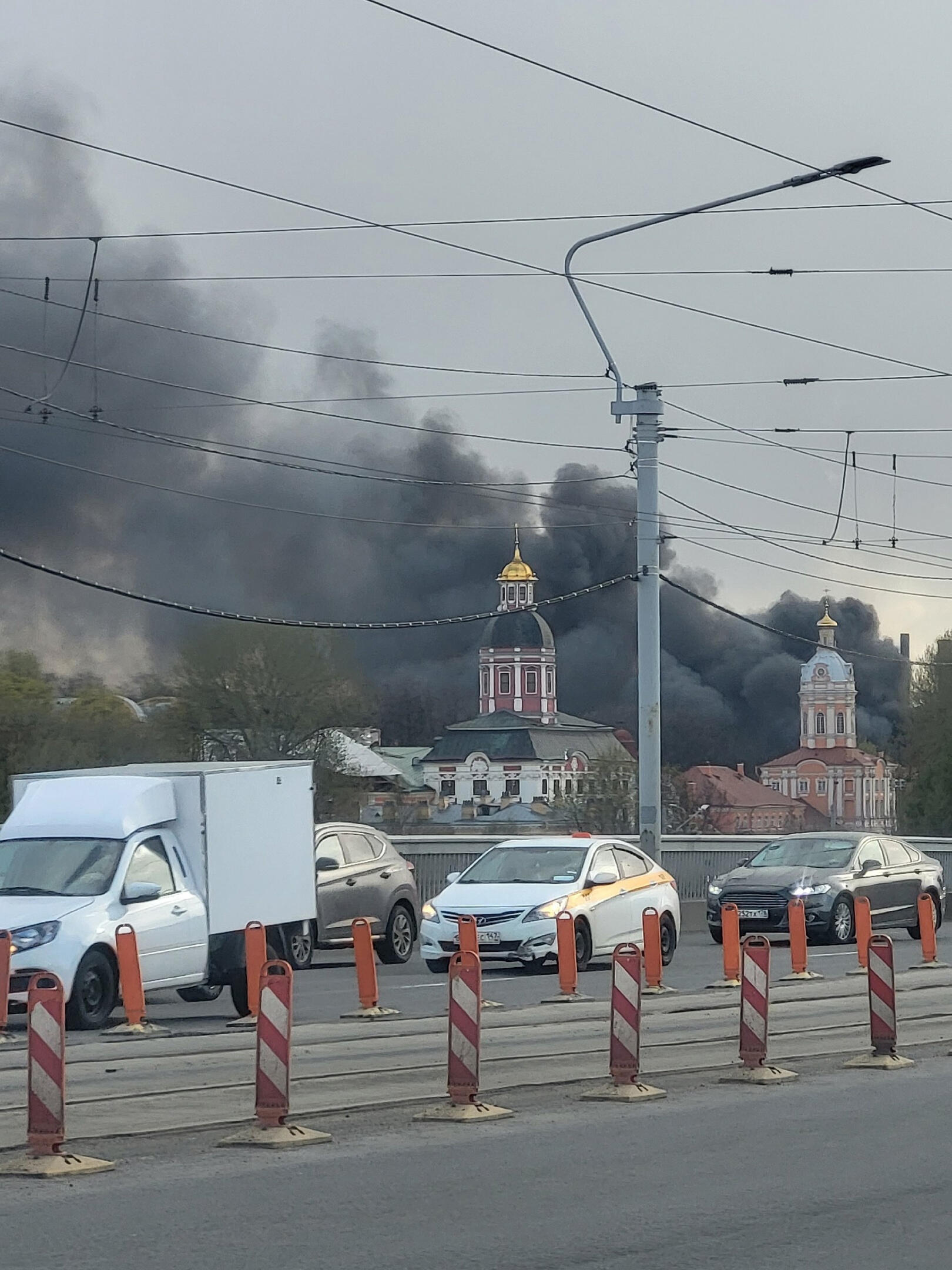 Столб дыма заметили петербуржцы на набережной реки Монастырки