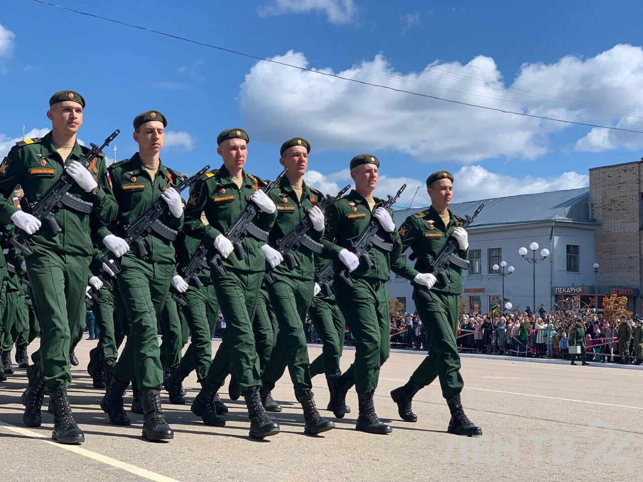 Торжественное шествие войск прошло по случаю Дня Победы в Луге | 09.05.2024  | ЛенОбласть - БезФормата