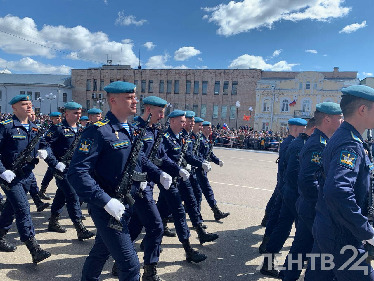 Торжественное шествие войск прошло по случаю Дня Победы в Луге | 09.05.2024  | ЛенОбласть - БезФормата