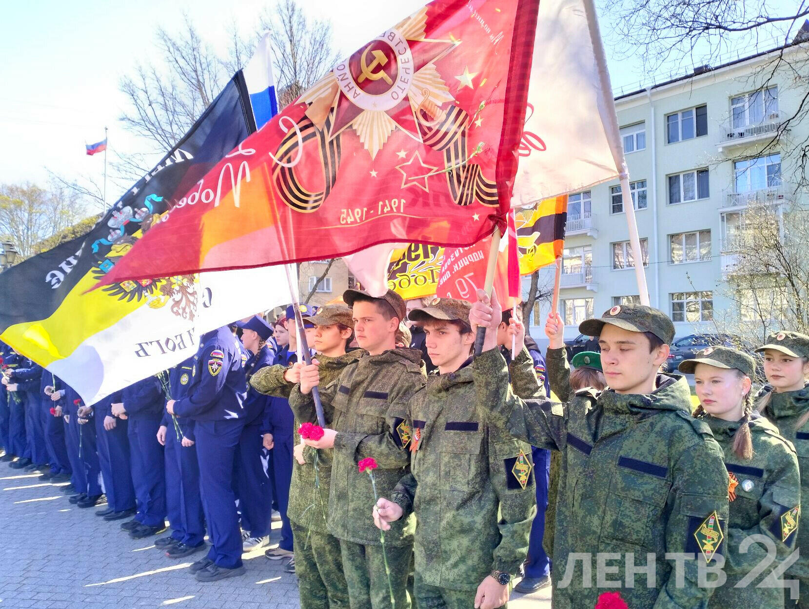 Жители Выборга возложили цветы к стеле «Город Воинской Славы»