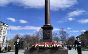 Жители Выборга возложили цветы к стеле «Город Воинской Славы»