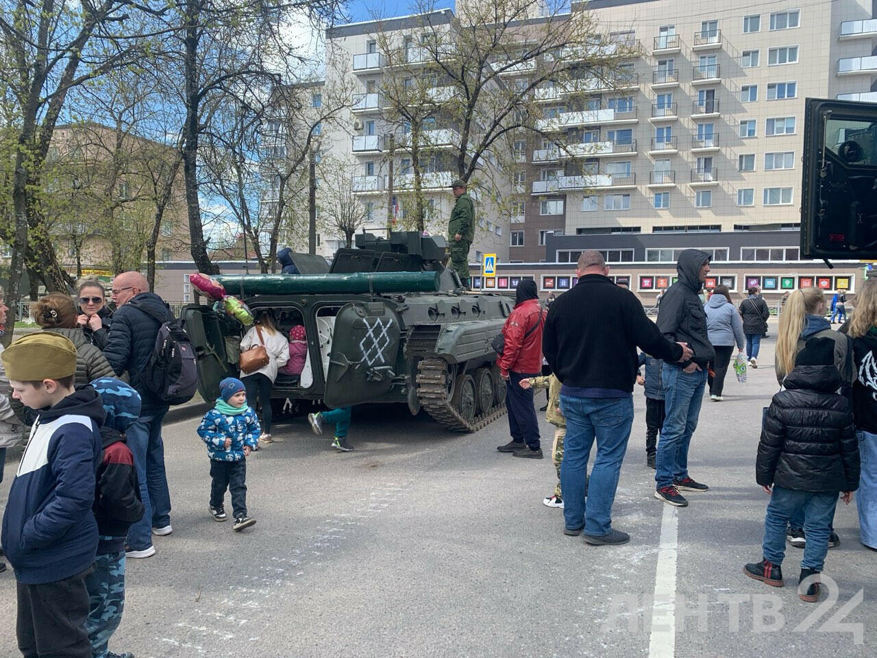 Выставку трофейной техники из зоны СВО открыли в Луге