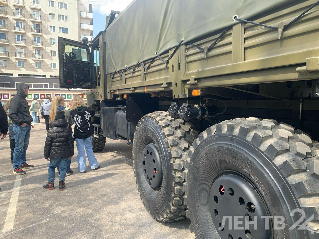 Выставку трофейной техники из зоны СВО открыли в Луге