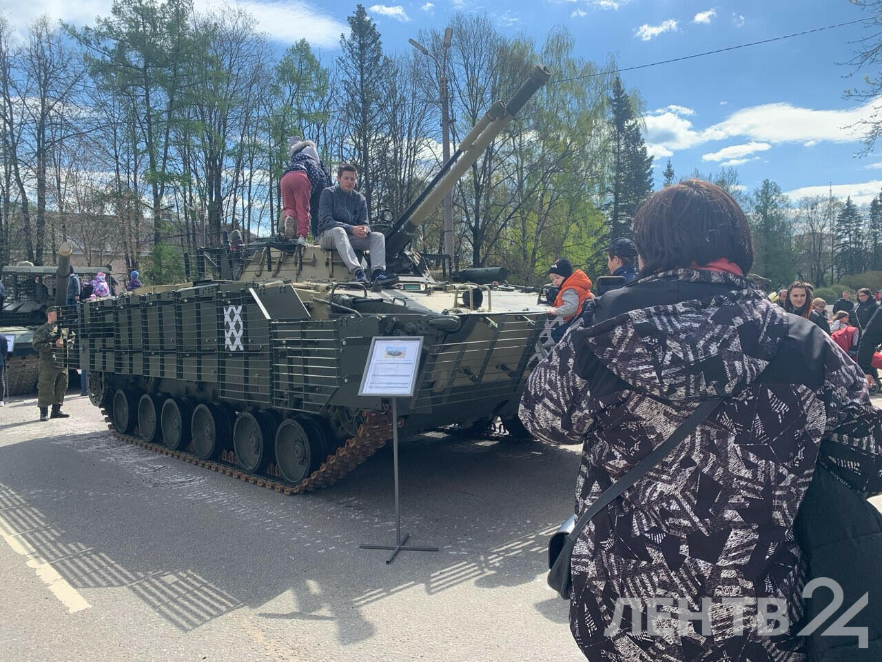 Выставку трофейной техники из зоны СВО открыли в Луге