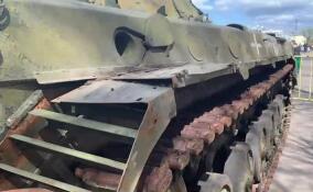 Выставку трофейной техники из зоны СВО открыли в Луге
