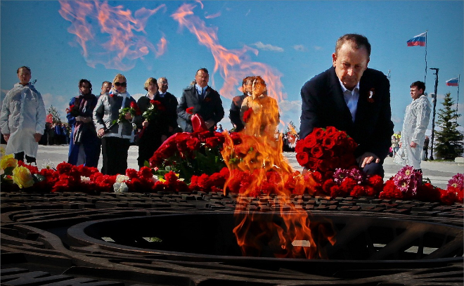 Цветы возложили к Вечному огню мемориала в Зайцево 9 мая