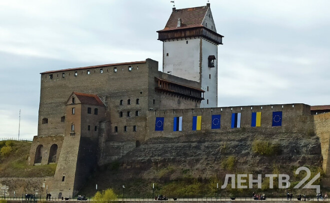 Антироссийский плакат и флаги Евросоюза, Эстонии, Украины повестили на стене Нарвской крепости