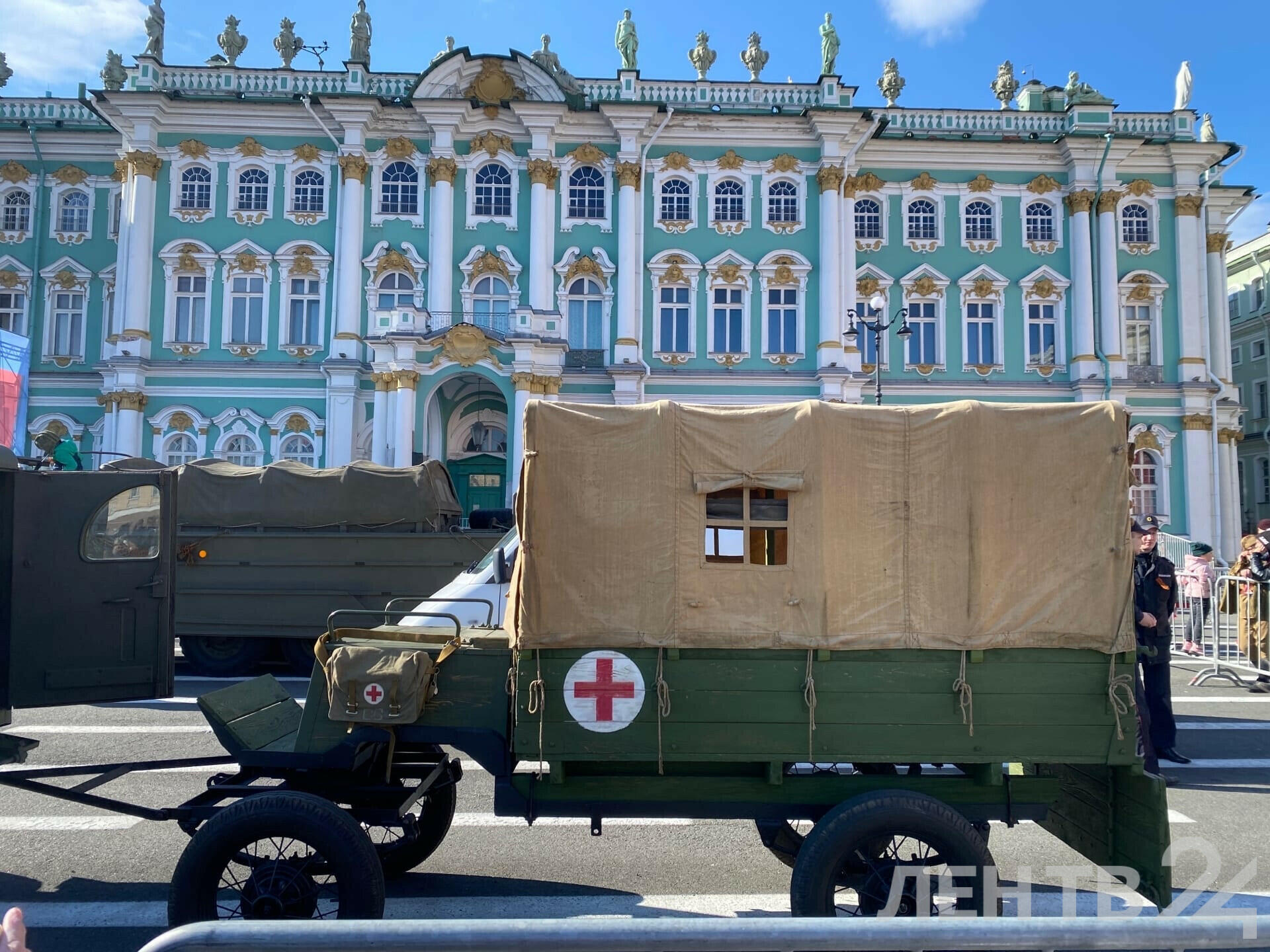 В День Победы на Дворцовой площади проходит выставка ретротехники