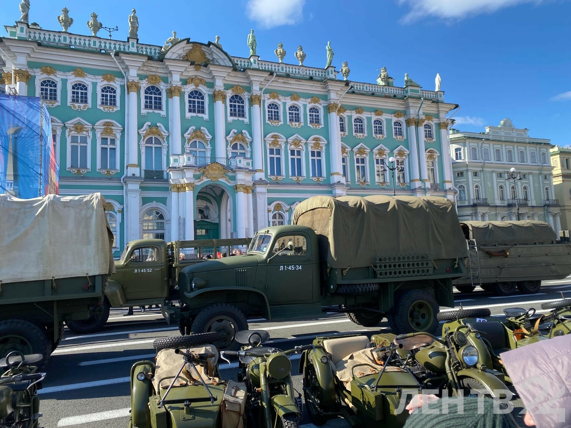 В День Победы на Дворцовой площади проходит выставка ретротехники