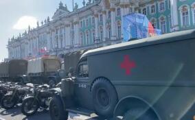 В День Победы на Дворцовой площади проходит выставка ретротехники