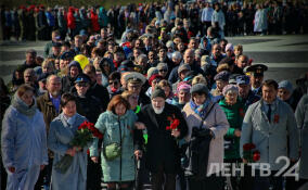В День Победы жители Ленинградской области несут цветы к мемориалам и воинским захоронениям