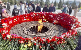 Тысячи цветов возложили в День Победы к Мемориалу жертвам геноцида в Ленобласти