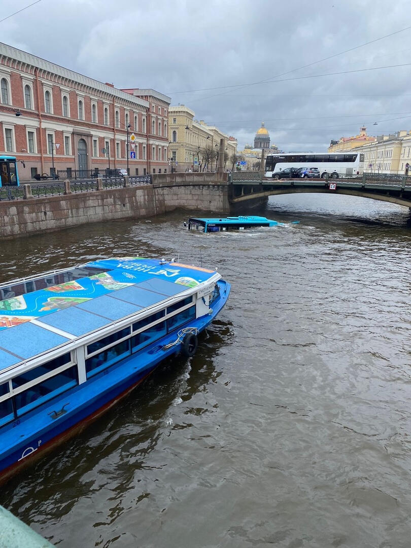 Автобус с пассажирами упал в реку с моста в центре Петербурга | 10.05.2024  | ЛенОбласть - БезФормата