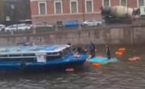 Автобус с пассажирами упал в реку с моста в центре Петербурга